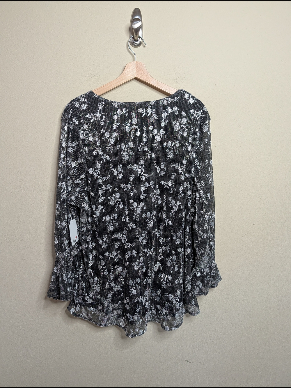 Poppi Metallic Floral Top NWT Size 3X Black Silver Lurex Bell Sleeve V Neck - Picture 7 of 9